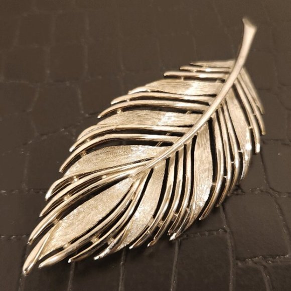 Elegant Signed JJ (Jonette Jewelry) Openwork Flowing Silver Leaf Sleek Brooch - Picture 1 of 5